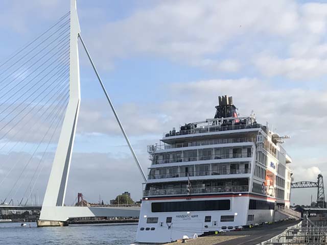 Cruiseschip ms Hanseatic Spirit van Hapag-Lloyd Cruises aan de Cruise Terminal Rotterdam